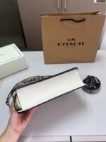 ⁦حقيبة كوتش الجديدة بتصميم باغيت⁩ - الصورة ⁦9⁩