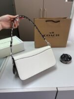 ⁦حقيبة كوتش الجديدة بتصميم باغيت⁩ - الصورة ⁦3⁩