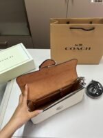 ⁦حقيبة كوتش الجديدة بتصميم باغيت⁩ - الصورة ⁦4⁩