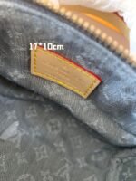 ⁦حقيبة أنيقة ومُلفتة من Louis Vuitton⁩ - الصورة ⁦8⁩