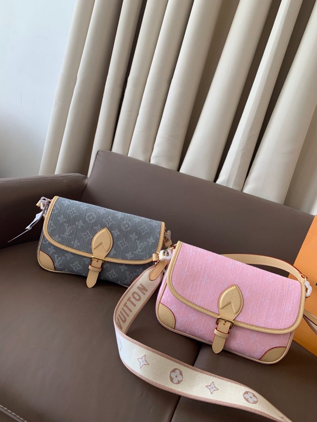 ⁦حقيبة LV DIANE من سلسلة الدنيم بتصميم باجيت (baguette)⁩ - الصورة ⁦1⁩