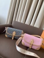 حقيبة LV DIANE من سلسلة الدنيم بتصميم باجيت (baguette)