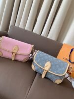 ⁦حقيبة LV DIANE من سلسلة الدنيم بتصميم باجيت (baguette)⁩ - الصورة ⁦2⁩