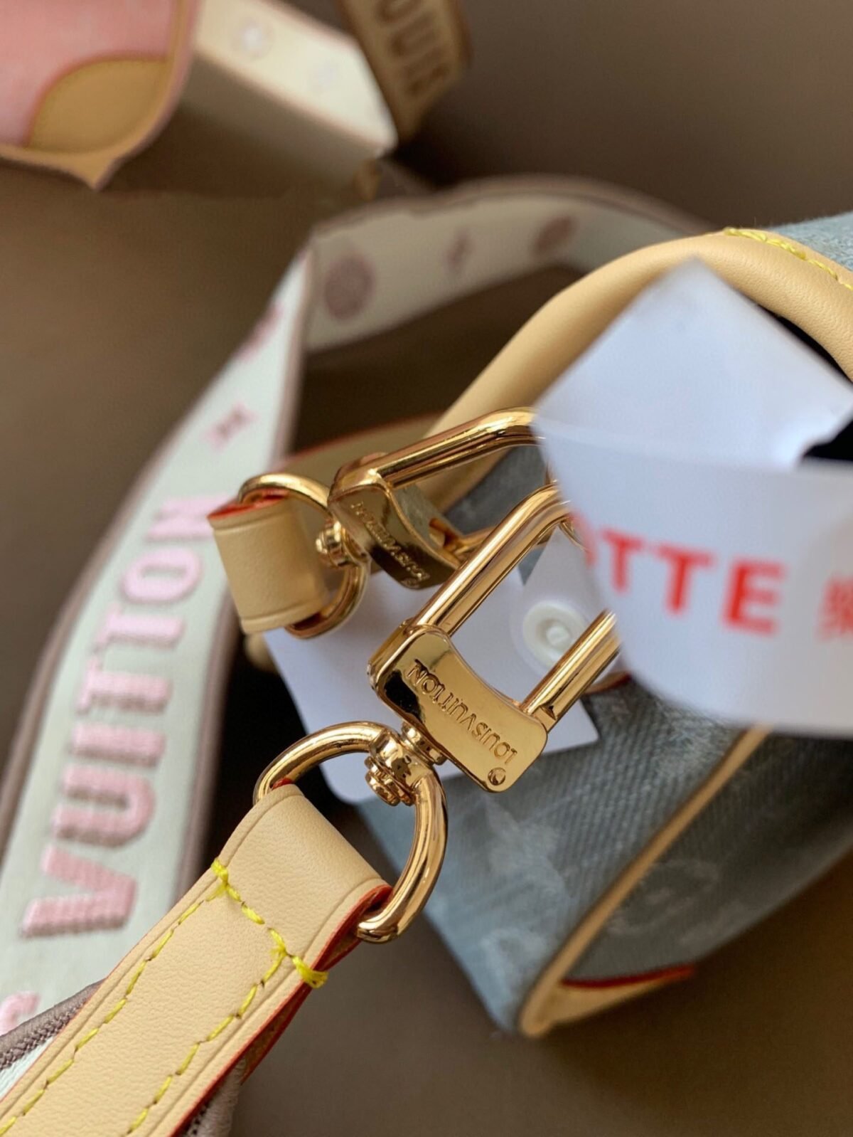 ⁦حقيبة LV DIANE من سلسلة الدنيم بتصميم باجيت (baguette)⁩ - الصورة ⁦4⁩