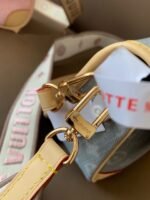 ⁦حقيبة LV DIANE من سلسلة الدنيم بتصميم باجيت (baguette)⁩ - الصورة ⁦4⁩