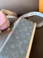 ⁦حقيبة LV DIANE من سلسلة الدنيم بتصميم باجيت (baguette)⁩ - الصورة ⁦5⁩