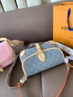 ⁦حقيبة LV DIANE من سلسلة الدنيم بتصميم باجيت (baguette)⁩ - الصورة ⁦6⁩