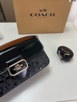 ⁦حقيبة كوتش الجديدة بتصميم باغيت⁩ - الصورة ⁦5⁩