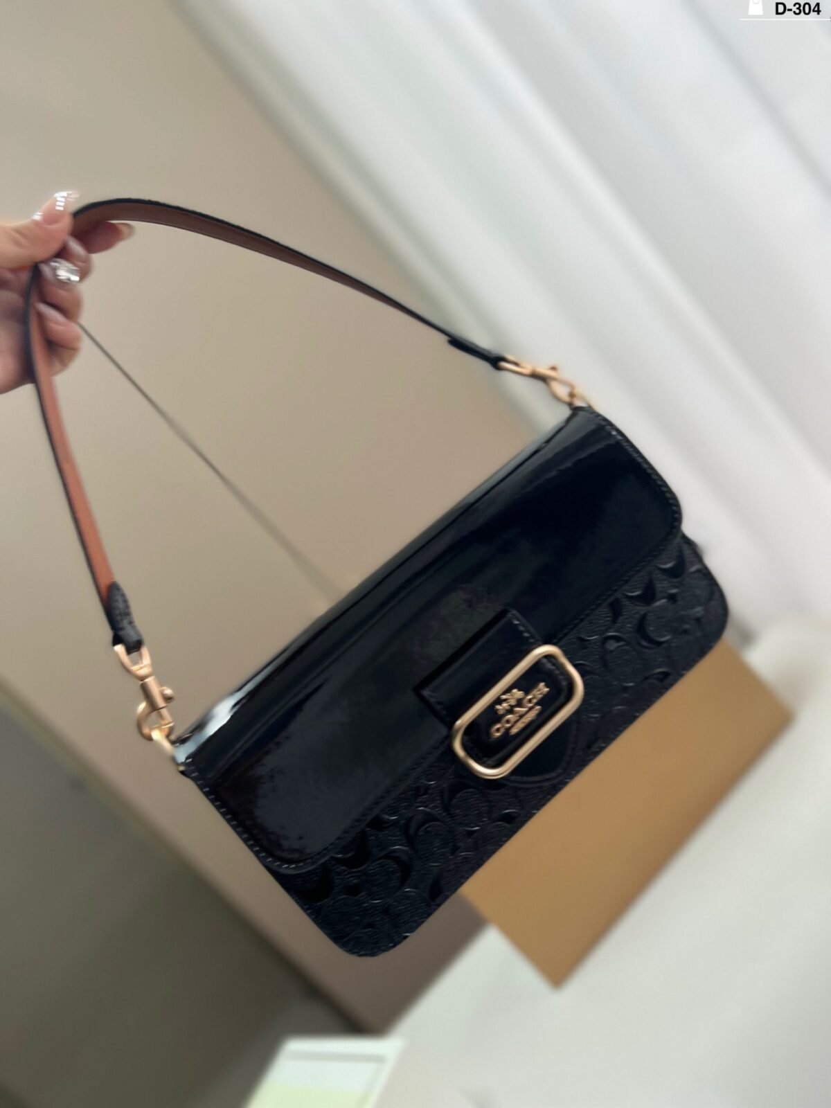 ⁦حقيبة كوتش الجديدة بتصميم باغيت⁩ - الصورة ⁦2⁩