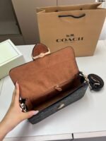 ⁦حقيبة كوتش الجديدة بتصميم باغيت⁩ - الصورة ⁦6⁩