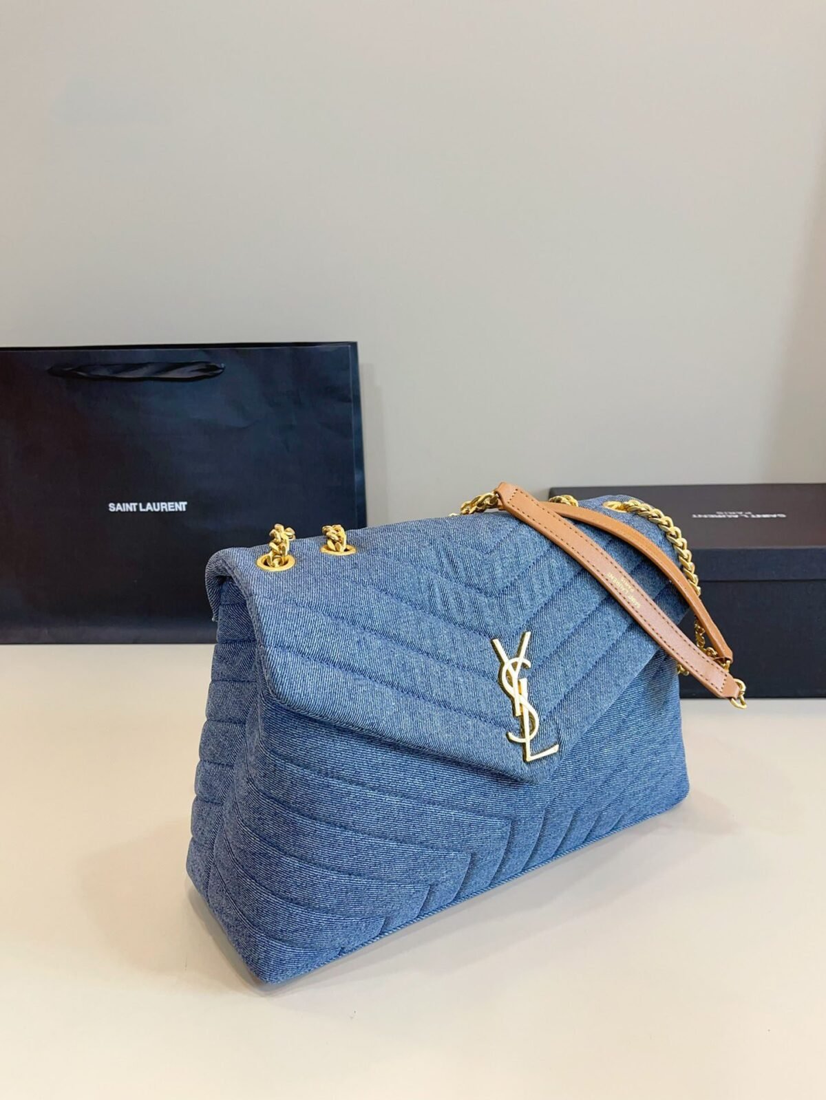 ⁦حقيبة جينز LouLou من YSL⁩ - الصورة ⁦2⁩