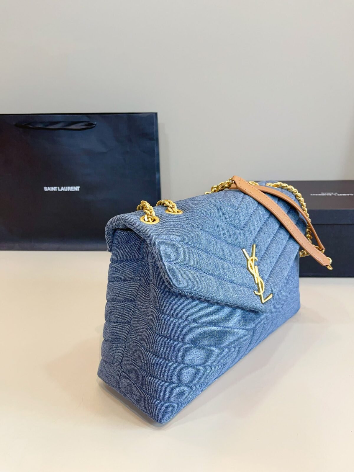 ⁦حقيبة جينز LouLou من YSL⁩ - الصورة ⁦3⁩