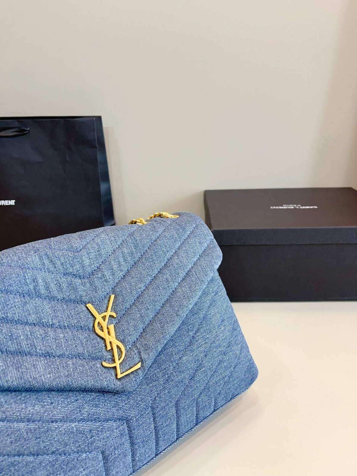 ⁦حقيبة جينز LouLou من YSL⁩ - الصورة ⁦4⁩