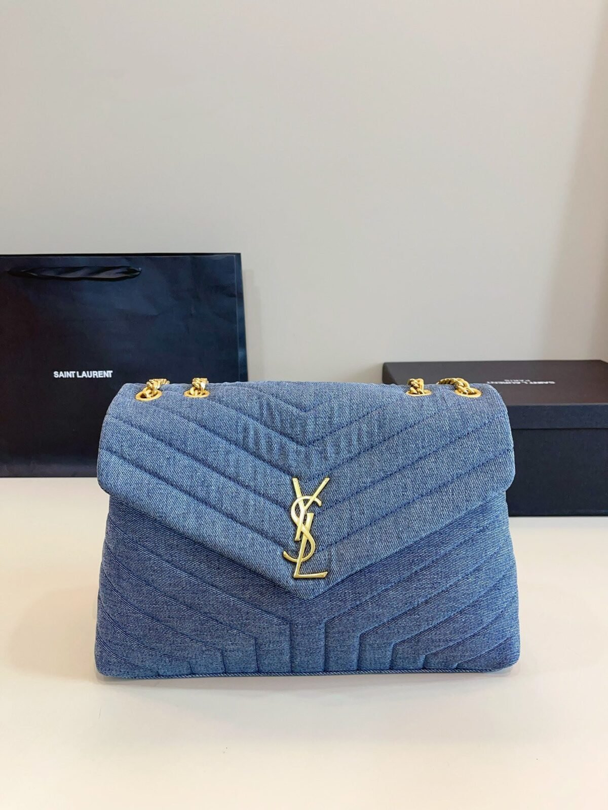 ⁦حقيبة جينز LouLou من YSL⁩ - الصورة ⁦5⁩