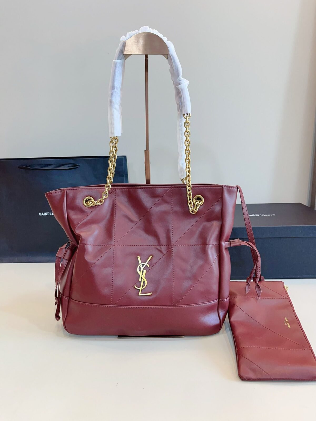 ⁦حقيبة جلدية فاخرة من Saint Laurent⁩ - الصورة ⁦1⁩