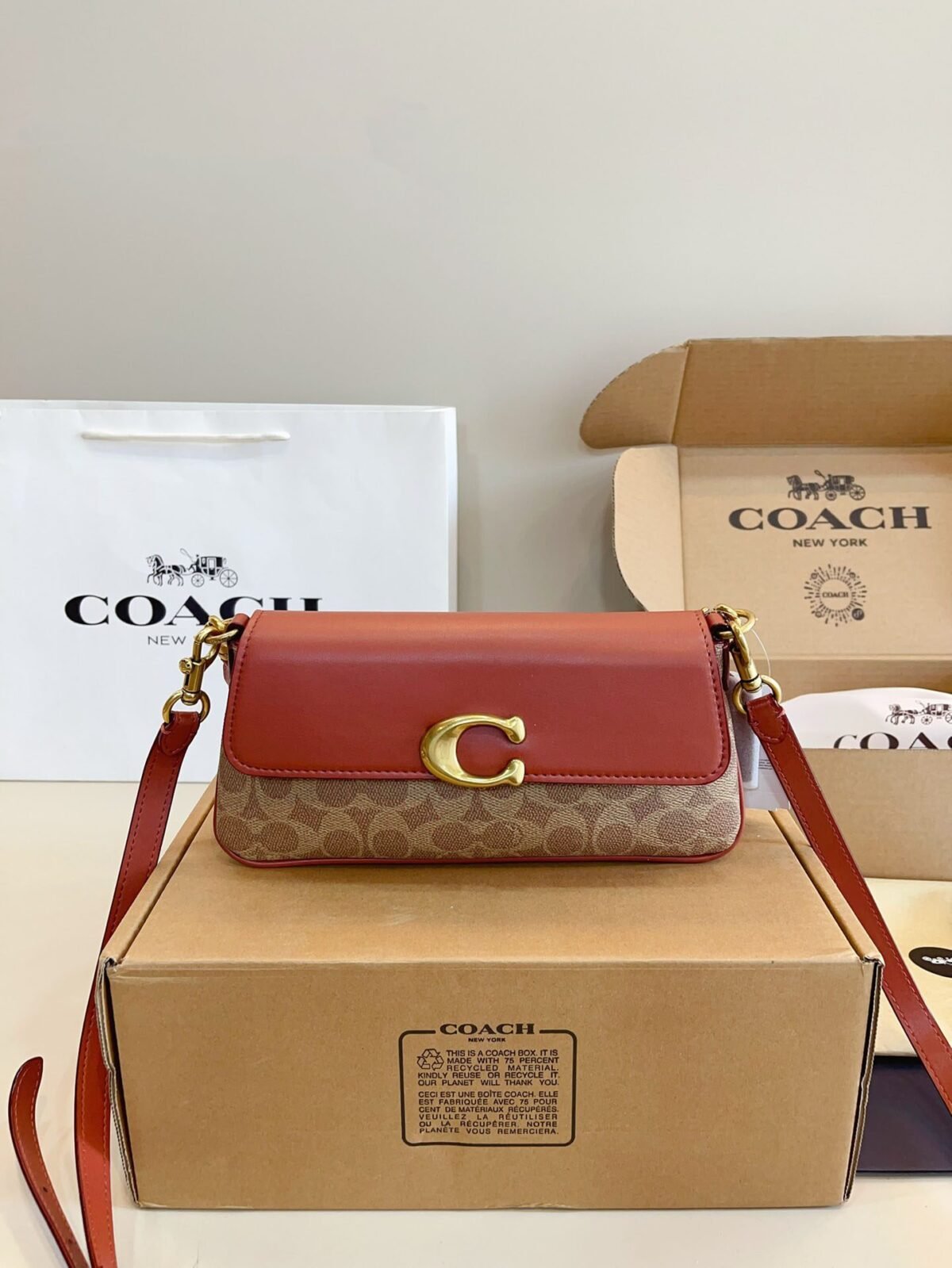 ⁦حقيبة كتف Jet من كوتش⁩ - الصورة ⁦1⁩