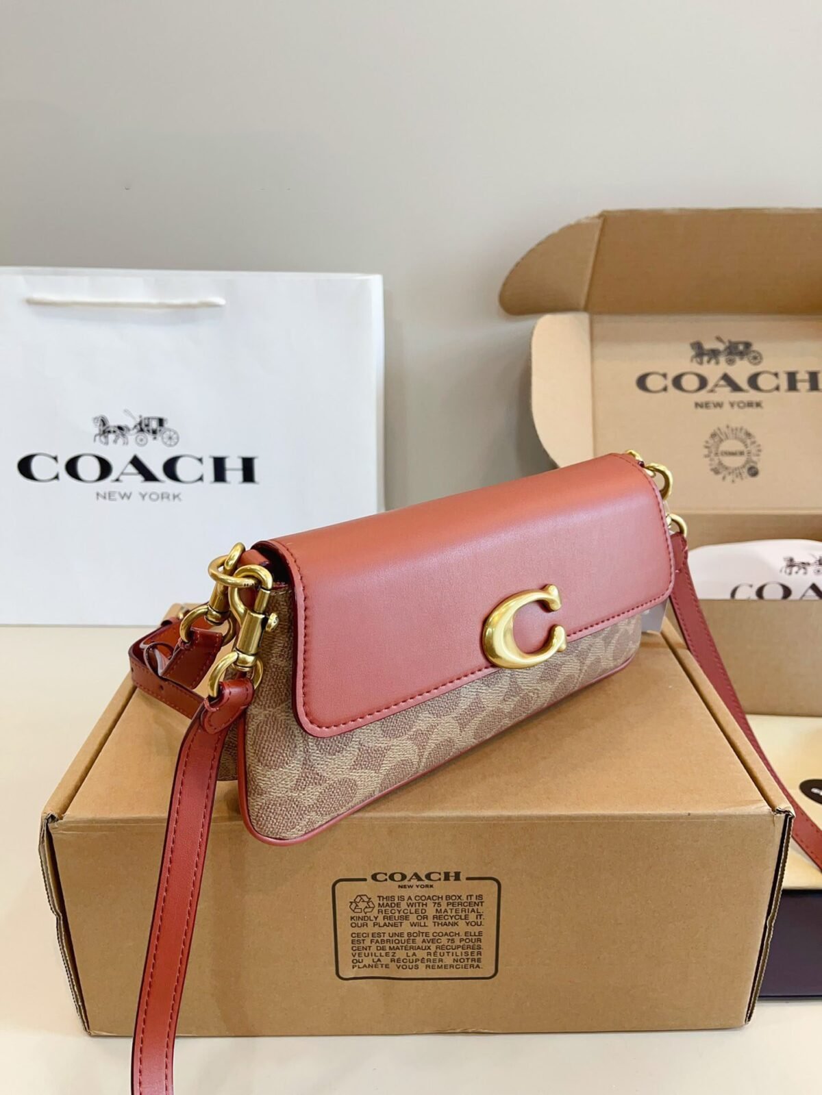 ⁦حقيبة كتف Jet من كوتش⁩ - الصورة ⁦2⁩