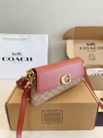 ⁦حقيبة كتف Jet من كوتش⁩ - الصورة ⁦2⁩