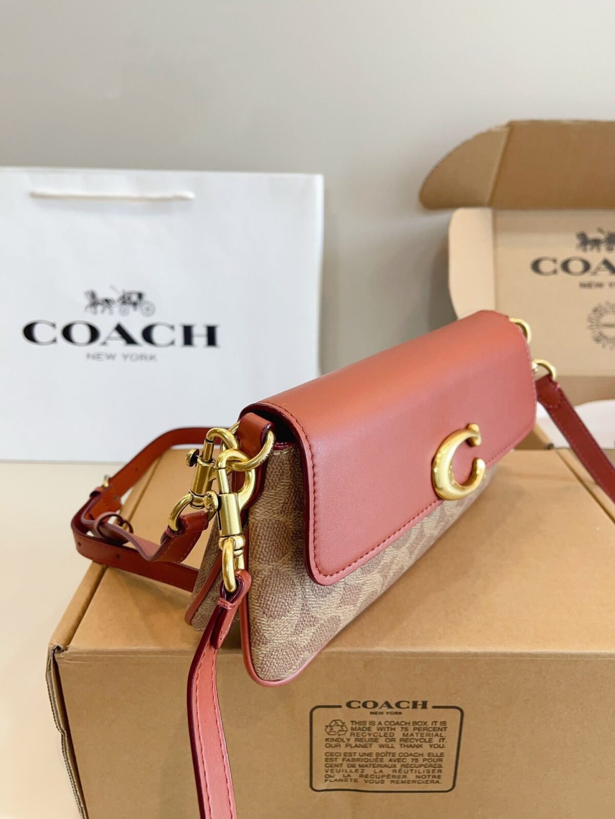 ⁦حقيبة كتف Jet من كوتش⁩ - الصورة ⁦6⁩