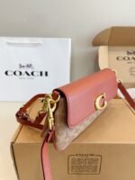 ⁦حقيبة كتف Jet من كوتش⁩ - الصورة ⁦6⁩