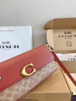 ⁦حقيبة كتف Jet من كوتش⁩ - الصورة ⁦3⁩