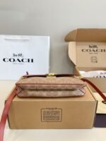 ⁦حقيبة كتف Jet من كوتش⁩ - الصورة ⁦4⁩