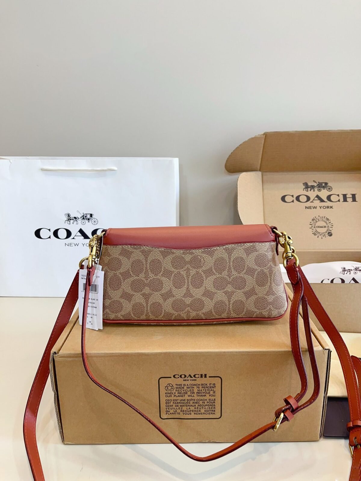 ⁦حقيبة كتف Jet من كوتش⁩ - الصورة ⁦5⁩