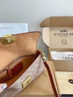 ⁦حقيبة كتف Jet من كوتش⁩ - الصورة ⁦7⁩