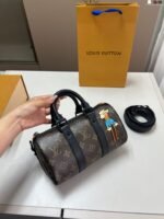 حقيبة لويس فويتون بتصميم وسادة