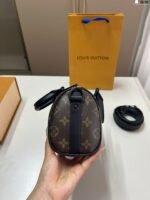 ⁦حقيبة لويس فويتون بتصميم وسادة⁩ - الصورة ⁦6⁩