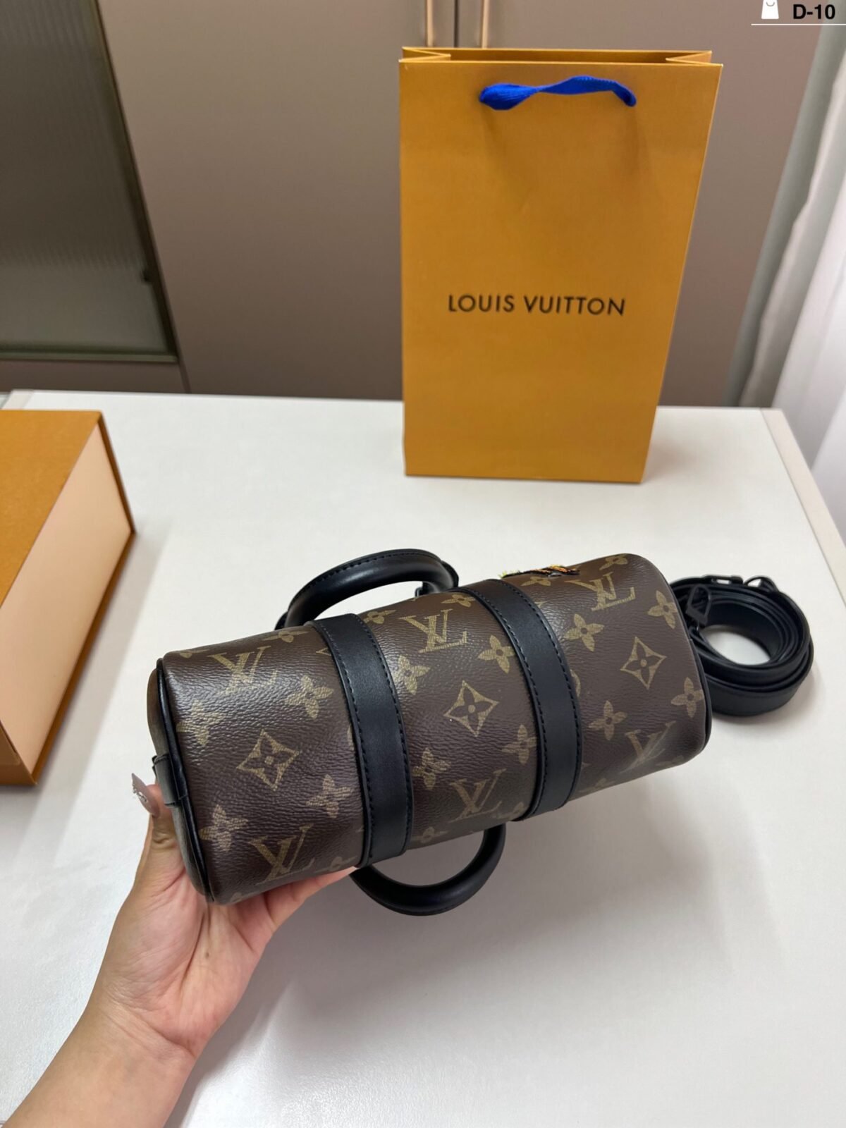 ⁦حقيبة لويس فويتون بتصميم وسادة⁩ - الصورة ⁦4⁩