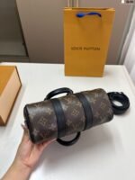 ⁦حقيبة لويس فويتون بتصميم وسادة⁩ - الصورة ⁦4⁩