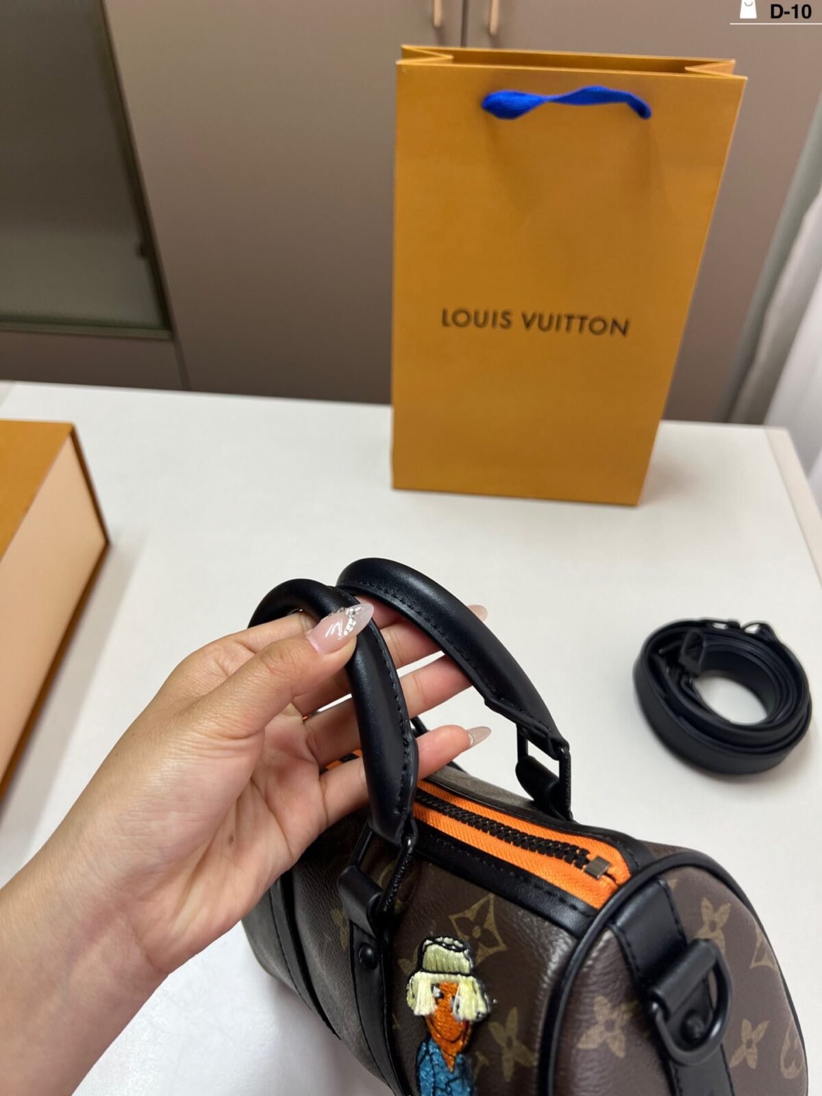 ⁦حقيبة لويس فويتون بتصميم وسادة⁩ - الصورة ⁦7⁩