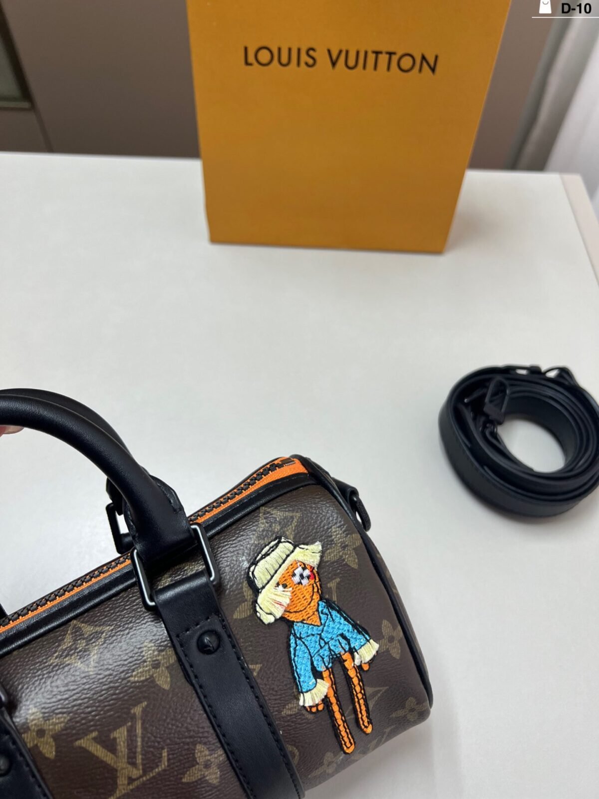 ⁦حقيبة لويس فويتون بتصميم وسادة⁩ - الصورة ⁦8⁩