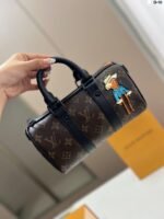 ⁦حقيبة لويس فويتون بتصميم وسادة⁩ - الصورة ⁦2⁩