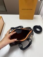 ⁦حقيبة لويس فويتون بتصميم وسادة⁩ - الصورة ⁦5⁩