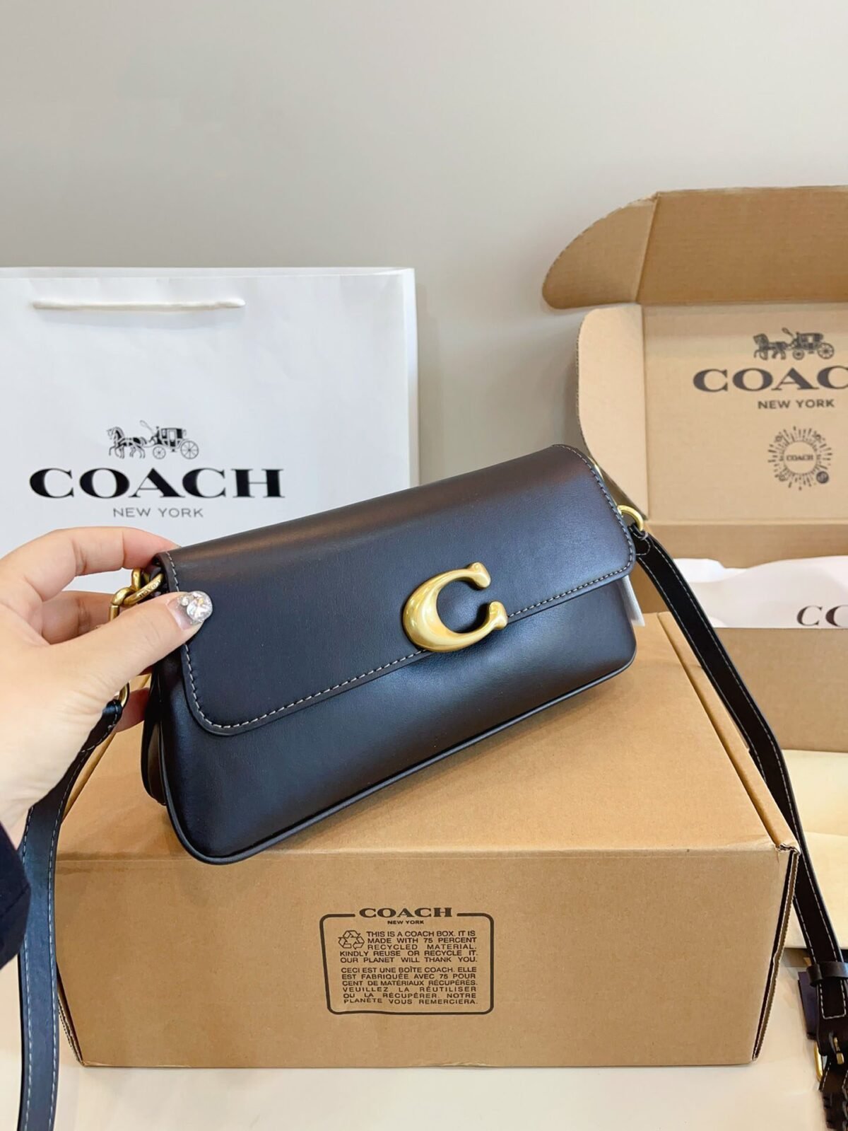 ⁦حقيبة كتف Jet سوداء من كوتش⁩ - الصورة ⁦2⁩