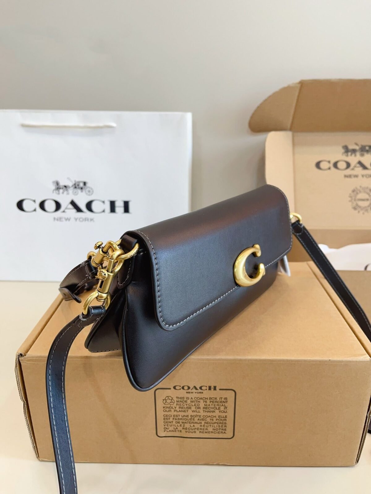 ⁦حقيبة كتف Jet سوداء من كوتش⁩ - الصورة ⁦3⁩