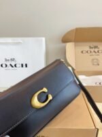 ⁦حقيبة كتف Jet سوداء من كوتش⁩ - الصورة ⁦4⁩