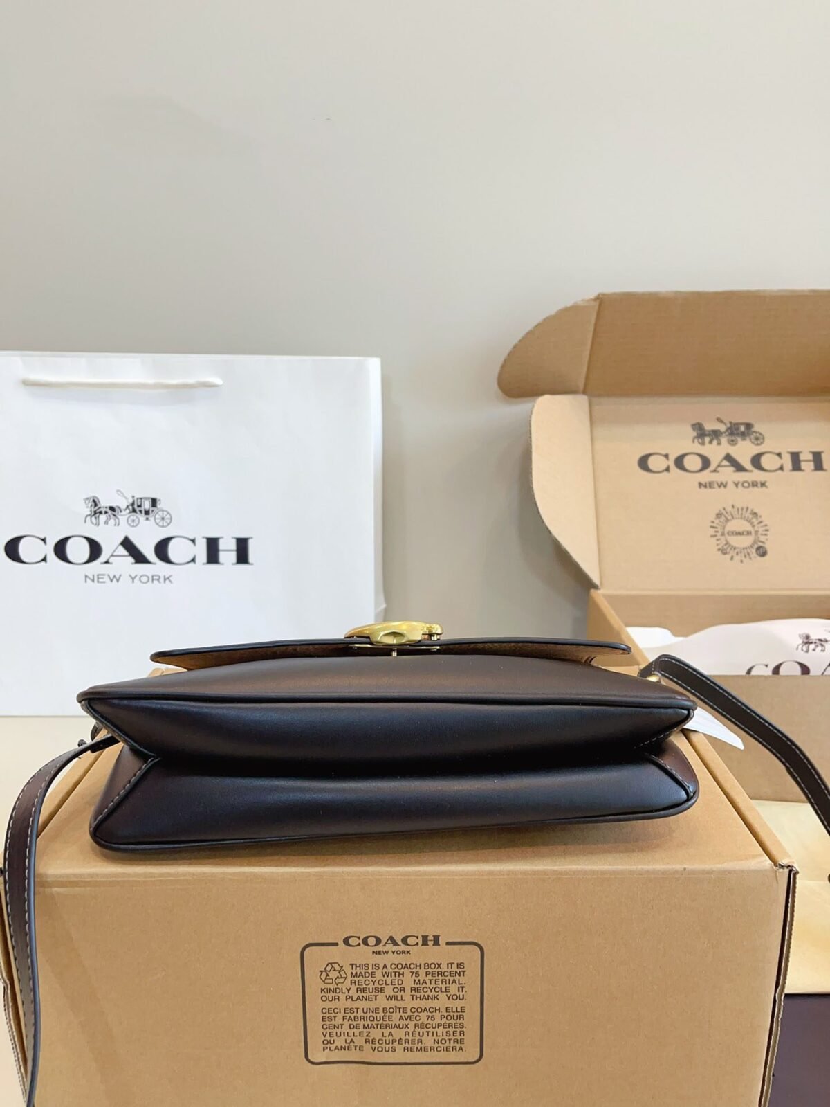 ⁦حقيبة كتف Jet سوداء من كوتش⁩ - الصورة ⁦5⁩