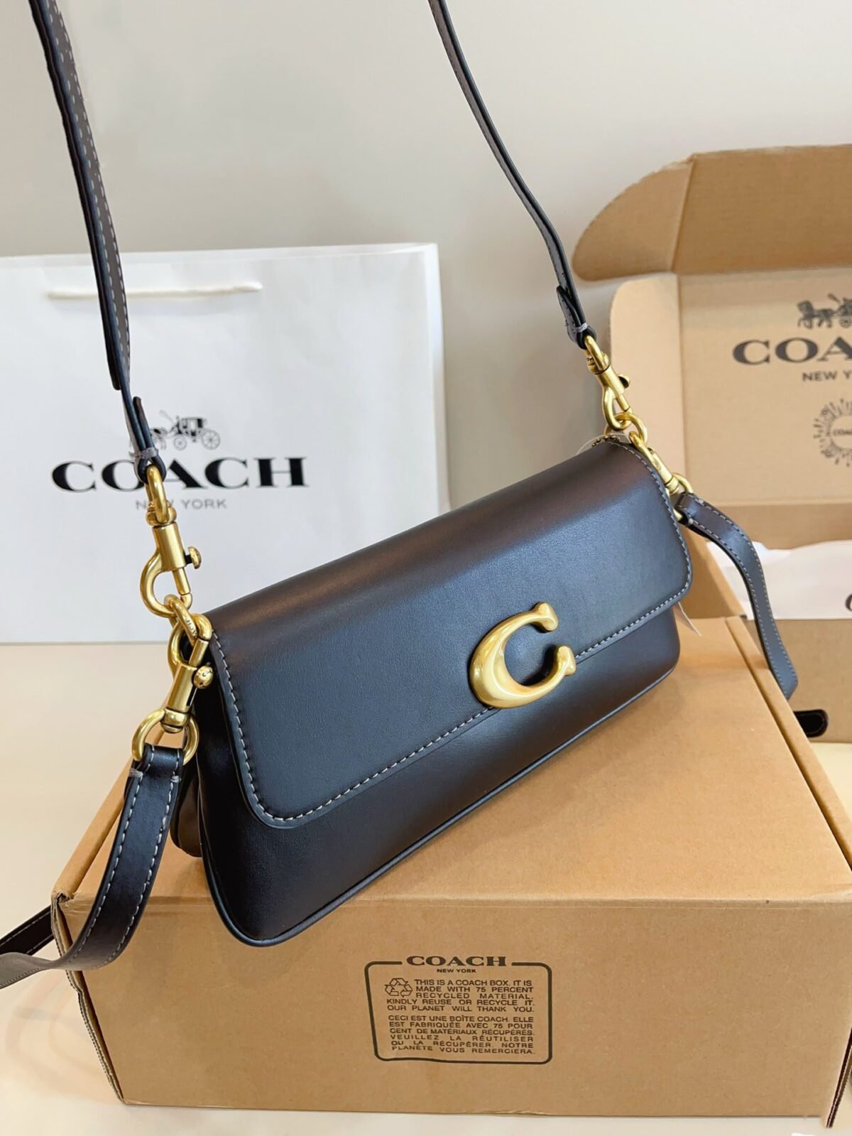 ⁦حقيبة كتف Jet سوداء من كوتش⁩ - الصورة ⁦6⁩