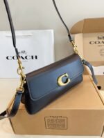 ⁦حقيبة كتف Jet سوداء من كوتش⁩ - الصورة ⁦6⁩