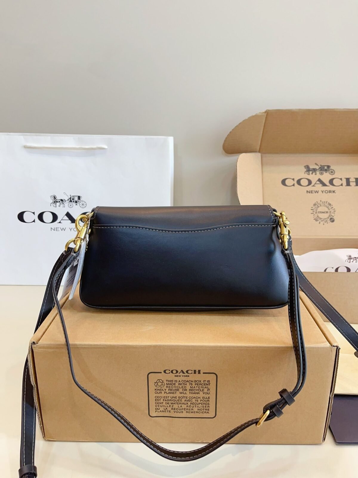 ⁦حقيبة كتف Jet سوداء من كوتش⁩ - الصورة ⁦7⁩