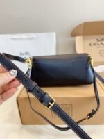 ⁦حقيبة كتف Jet سوداء من كوتش⁩ - الصورة ⁦8⁩