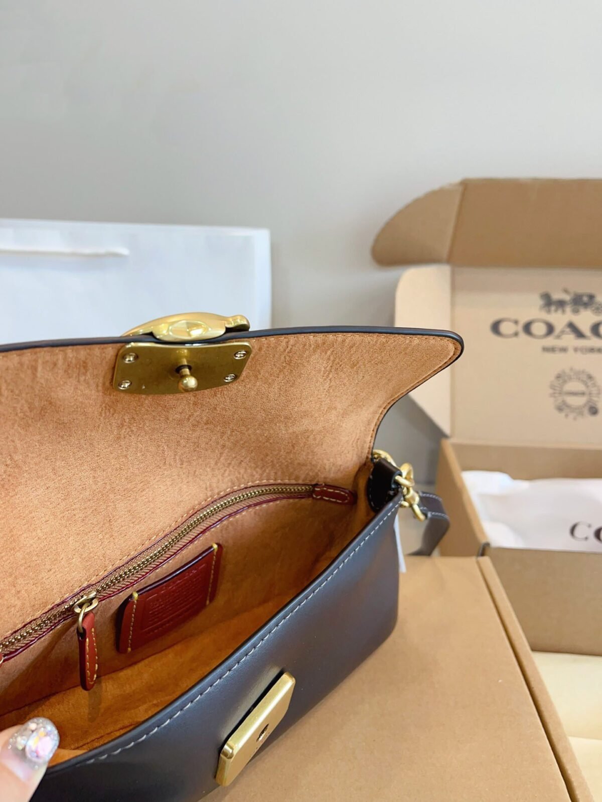 ⁦حقيبة كتف Jet سوداء من كوتش⁩ - الصورة ⁦9⁩