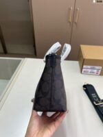 ⁦حقيبة كوتش سيتي الأنيقة⁩ - الصورة ⁦5⁩