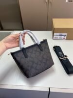 ⁦حقيبة كوتش سيتي الأنيقة⁩ - الصورة ⁦3⁩