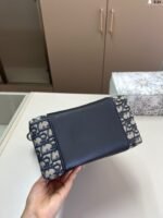 ⁦حقيبة دلو كلاسيكية مميزة من ديور⁩ - الصورة ⁦7⁩