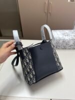 ⁦حقيبة دلو كلاسيكية مميزة من ديور⁩ - الصورة ⁦3⁩