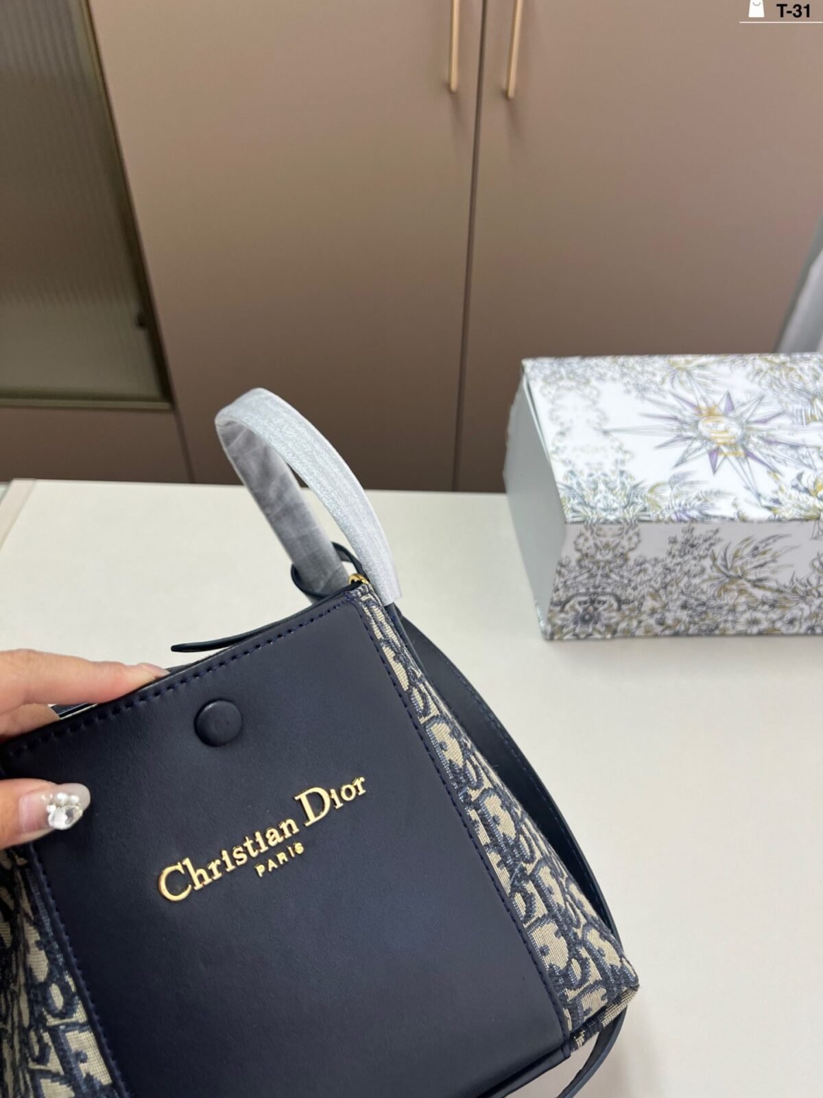 ⁦حقيبة دلو كلاسيكية مميزة من ديور⁩ - الصورة ⁦4⁩